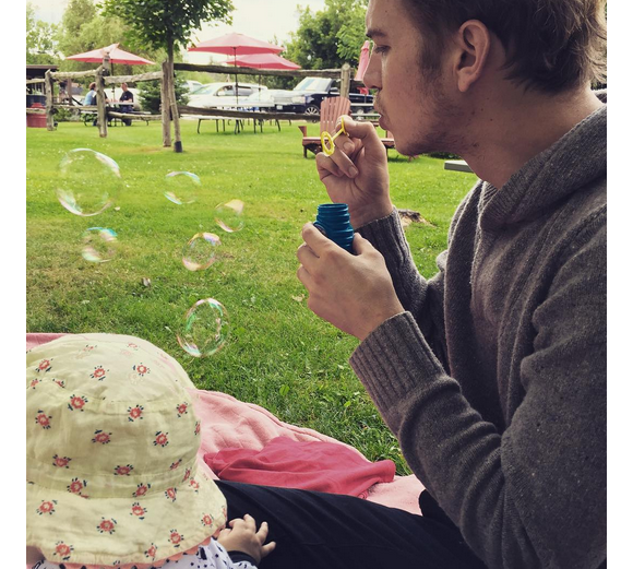 Rachel Bilson a ajouté une photo de son mari et leur fille sur son compte Instagram / août 2015