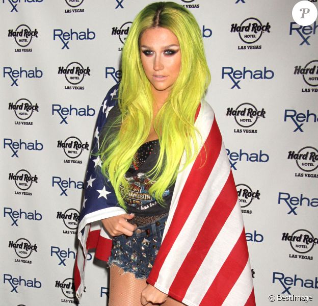 Kesha fête le Jour de l'Indépendance des Etats-Unis au « Rehab Pool » à Las Vegas, le 5 juillet 2015