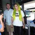 Kesha, les cheveux vert fluo, prend un vol à l'aéroport de Los Angeles, le 18 juin 2015.