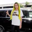 Kesha, les cheveux vert fluo, prend un vol à l'aéroport de Los Angeles, le 18 juin 2015.