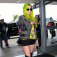 Kesha arrive, les cheveux vert fluo, à l'aéroport de LAX à Los Angeles pour prendre l’avion, le 22 mai 2015