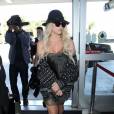 Kesha et son petit ami Brad Ashenfelter prennent un vol à l'aéroport de Los Angeles, le 15 avril 2015.