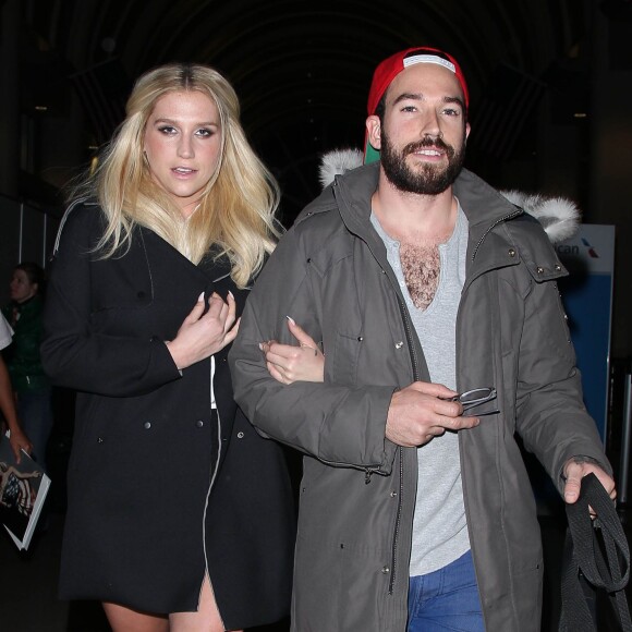 Kesha et son petit ami Brad Ashenfelter arrivent à l'aéroport de LAX à Los Angeles, le 19 février 2015
