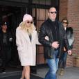Kesha quitte son hôtel au bras de son garde du corps à New York. Le 16 février 2015