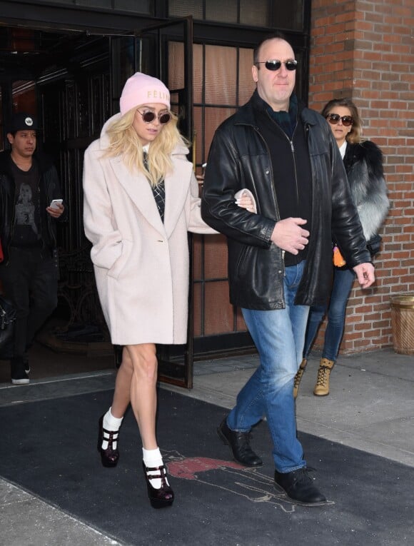 Kesha quitte son hôtel au bras de son garde du corps à New York. Le 16 février 2015