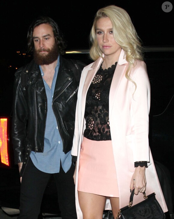 Kesha et son petit ami Brad Ashenfelter arrivent à l'aéroport de LAX pour prendre l'avion à Los Angeles, le 20 janvier 2015