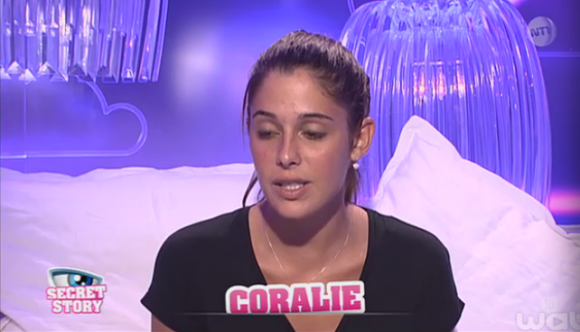 Coralie, attristée par la dégradation de ses rapports avec Rémi, dans la quotidienne de Secret Story 9 du mardi 1er septembre 2015 sur NT1.