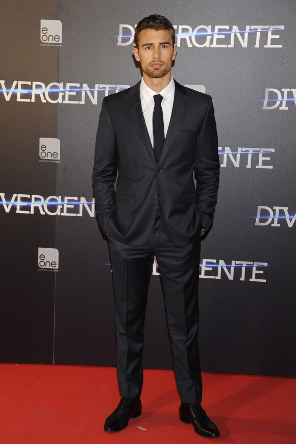 Theo James lors de la première du film "Divergente" à Madrid, le 3 avril 2014.