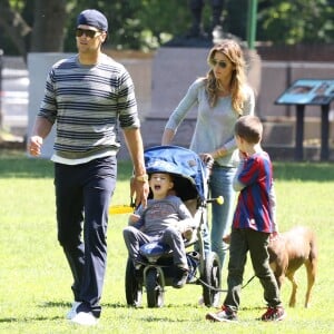 Gisele Bündchen, Tom Brady et leurs enfants John, Benjamin, et Vivian s'amusent dans un parc à Boston le 15 juin 2014.