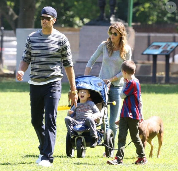 Gisele Bündchen, Tom Brady et leurs enfants John, Benjamin, et Vivian s'amusent dans un parc à Boston le 15 juin 2014.