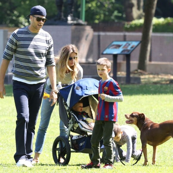 Gisele Bündchen, Tom Brady et leurs enfants John, Benjamin, et Vivian s'amusent dans un parc à Boston le 15 juin 2014.