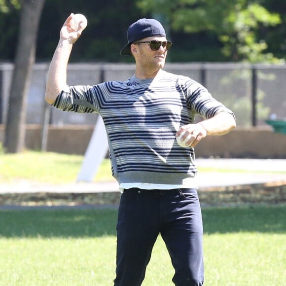 Gisele Bündchen, Tom Brady et leurs enfants John, Benjamin, et Vivian s'amusent dans un parc à Boston le 15 juin 2014.