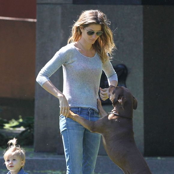 Gisele Bündchen, Tom Brady et leurs enfants John, Benjamin, et Vivian s'amusent dans un parc à Boston le 15 juin 2014.