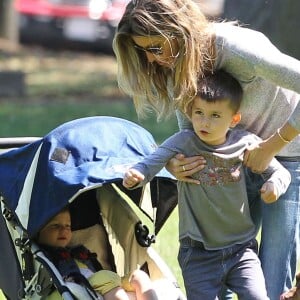 Gisele Bündchen, Tom Brady et leurs enfants John, Benjamin, et Vivian s'amusent dans un parc à Boston le 15 juin 2014.