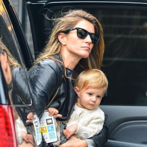 Gisele Bündchen se rend sur le tournage d'une publicité pour Chanel No. 5 avec sa fille Vivian Lake Brady à New York le 28 mai 2014.