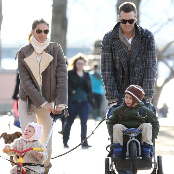 Exclusif - Prix spécial - Tom Brady et Gisele Bundchen emmènent leurs enfants au parc à Boston. Le matin, Tom est allé se balader avec sa soeur Nancy qui participera au Marathon de Boston. Leur petit chien Lua est avec eux. Le 20 avril 2014