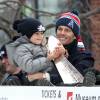 Tom Brady et son fils Benjamin fêtent la victoire de son équipe les New England Patriots au Super Bowl lors d'une parade à Boston, le 4 février 2015