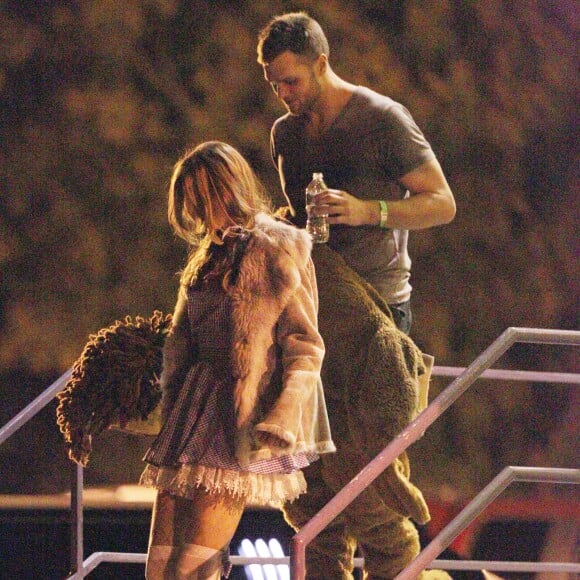 Gisele Bundchen et son mari Tom Brady, en costumes inspires du celebre "Magicien d'Oz", quittent une fete d'Halloween a Boston, le 28 octobre 2013