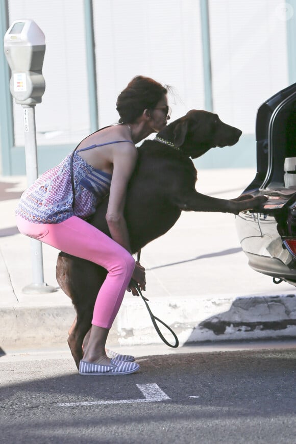 Janice Dickinson après une promenade avec son chien dans les rues de Los Angeles, le 11 août 2015