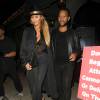 John Legend et sa femme Chrissy Teigen, tout de noir vêtue et tenant un sac Chloé (modèle Faye), quittent le restaurant Craig à West Hollywood. Le 31 août 2015.
