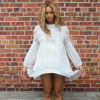 Beyoncé, ravissante dans son top blanc en dentelle et coton (collection automne-hiver 2015), sa jupe assortie Chloé et des sandales Chanel, pose devant un mur de briques. Photo publiée le 1er septembre 2015.