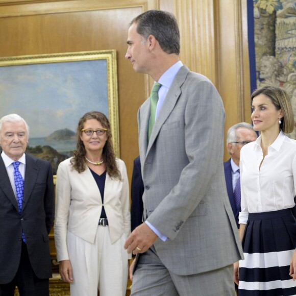 La reine Letizia faisait avec le roi Felipe VI d'Espagne sa rentrée le 2 septembre 2015 au palais de la Zarzuela à l'occasion de plusieurs audiences.