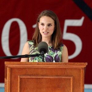 Natalie Portman semble très heureuse de retrouver l'Université de Harvard pour son discours à la veille de la cérémonie des élèves. Elle retrouve l'école prestigieuse où elle a passé quatre ans à étudier la psychologie en marge des tournages de La Guerres des Etoiles. Cambridge, le 27 mai 2015.