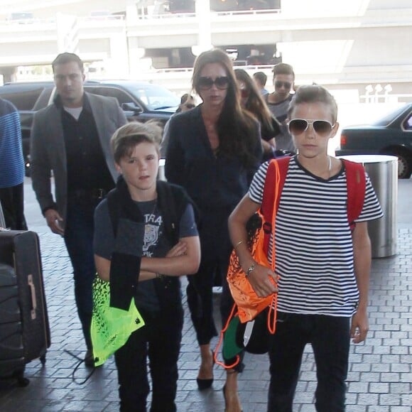 David Beckham, sa femme Victoria et leurs enfants Brooklyn, Romeo, Cruz et Harper prennent un vol à l'aéroport de Los Angeles, le 31 août 2015.