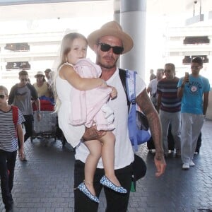 David Beckham, sa femme Victoria et leurs enfants Brooklyn, Romeo, Cruz et Harper prennent un vol à l'aéroport de Los Angeles, le 31 août 2015.