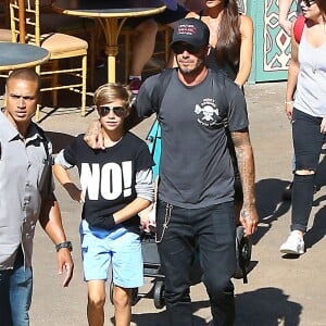 David Beckham, sa femme Victoria Beckham et leurs enfants Harper, Brooklyn, Romeo et Cruz s'amusent lors d'une journée en famille à Disneyland à Anaheim, le 24 août 2015.