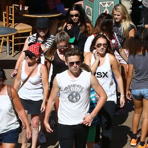 David Beckham, sa femme Victoria Beckham et leurs enfants Harper, Brooklyn, Romeo et Cruz s'amusent lors d'une journée en famille à Disneyland à Anaheim, le 24 août 2015.