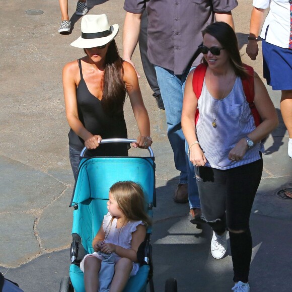 David Beckham, sa femme Victoria Beckham et leurs enfants Harper, Brooklyn, Romeo et Cruz s'amusent lors d'une journée en famille à Disneyland à Anaheim, le 24 août 2015.