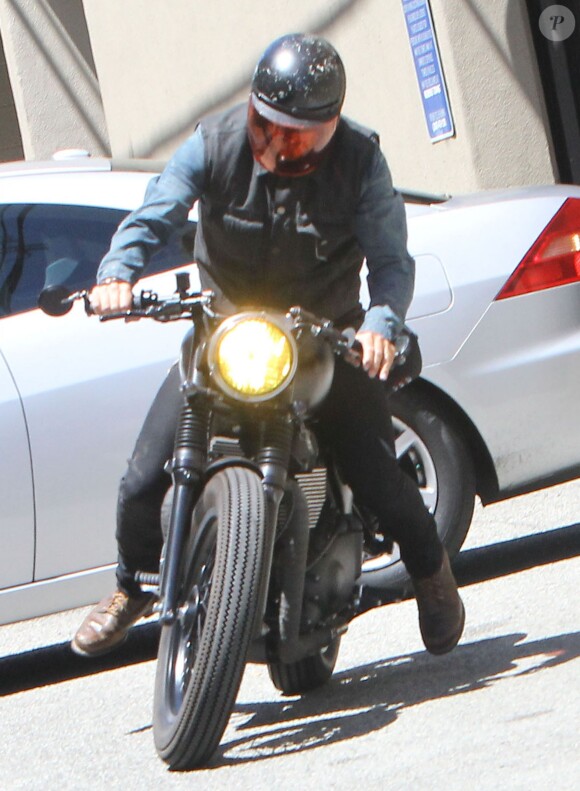 David Beckham reprend sa moto après son cours de gym dans lequel se trouvait également Tana Ramsay, la femme de Gordon Ramsay à Brentwood, le 15 août 2015.