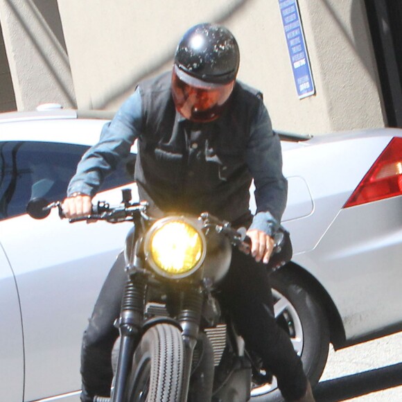 David Beckham reprend sa moto après son cours de gym dans lequel se trouvait également Tana Ramsay, la femme de Gordon Ramsay à Brentwood, le 15 août 2015.