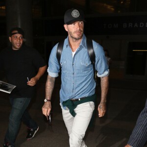 David Beckham arrive à l'aéroport de LAX à Los Angeles, le 1er août 2015 en provenance de Londres où il a assisté au mariage de Guy Ritchie. Au moment où il arrive sa femme Victoria Beckham prend l'avion de son côté.