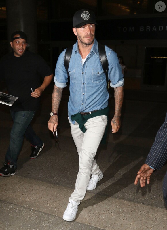 David Beckham arrive à l'aéroport de LAX à Los Angeles, le 1er août 2015 en provenance de Londres où il a assisté au mariage de Guy Ritchie. Au moment où il arrive sa femme Victoria Beckham prend l'avion de son côté.