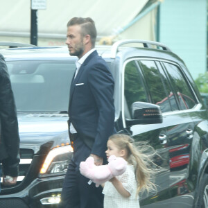 Exclusif - David Beckham, sa femme Victoria Beckham et leur fille Harper Seven Beckham vont à la soirée pour les parents de l'école de Harper Seven à Londres, le 7 juillet 2015.