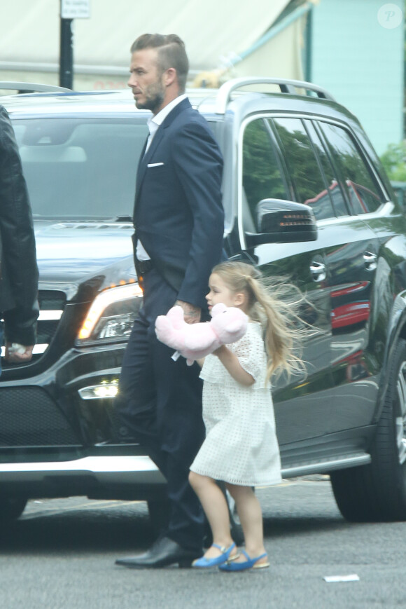 Exclusif - David Beckham, sa femme Victoria Beckham et leur fille Harper Seven Beckham vont à la soirée pour les parents de l'école de Harper Seven à Londres, le 7 juillet 2015.
