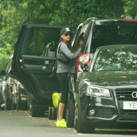 Exclusif - Victoria Beckham, en tenue de sport, parle avec des amies à Londres, le 6 juillet 2015.