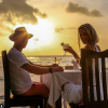 Ronan Keating et sa femme Storm Uechtritz dînent en bord de mer sur l'île de Frégate non loin des Seychelles / photo postée sur Instagram.