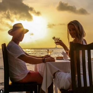 Ronan Keating et sa femme Storm Uechtritz dînent en bord de mer sur l'île de Frégate non loin des Seychelles / photo postée sur Instagram.