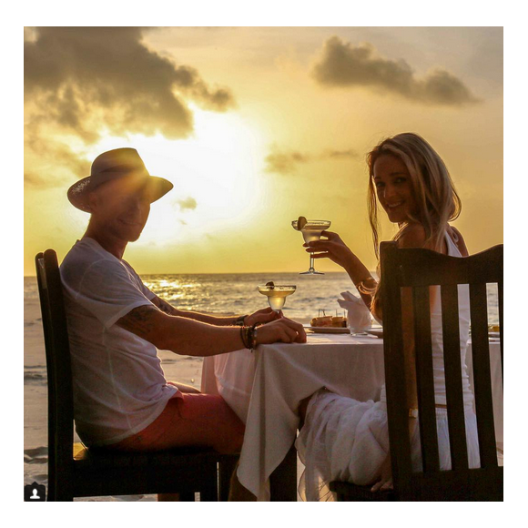 Ronan Keating et sa femme Storm Uechtritz dînent en bord de mer sur l'île de Frégate non loin des Seychelles / photo postée sur Instagram.