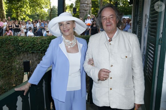 La princesse Michael de Kent, qui pose avec Gonzague Saint-Bris, dédicaçait ses deux premiers romans lors du salon La Forêt des livres à Chanceaux-près-Loches, le 30 août 2015.