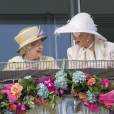  La princesse Michael de Kent, avec un cache-oeil suite à une opération de la cornée, avec la reine Elizabeth II lors du Derby d'Epsom le 6 juin 2015. 