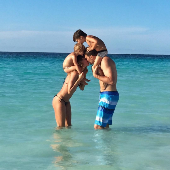 Gisele Bündchen a publié début août 2015 cette photo pour souhaiter un joyeux anniversaire plein d'amour à son mari Tom Brady, avec leurs enfants Vivian et Benjamin.