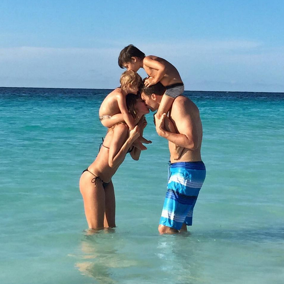 Gisele Bündchen a publié début août 2015 cette photo pour souhaiter un joyeux anniversaire plein d'amour à son mari Tom Brady, avec leurs enfants Vivian et Benjamin.