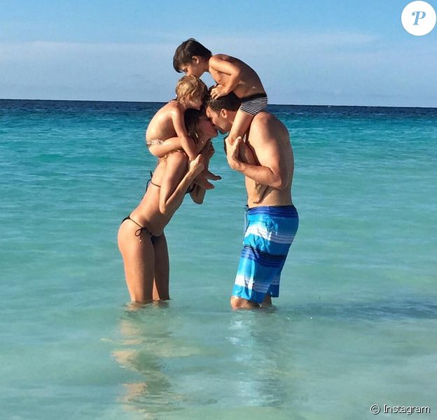 Gisele Bündchen a publié début août 2015 cette photo pour souhaiter un joyeux anniversaire plein d'amour à son mari Tom Brady, avec leurs enfants Vivian et Benjamin.