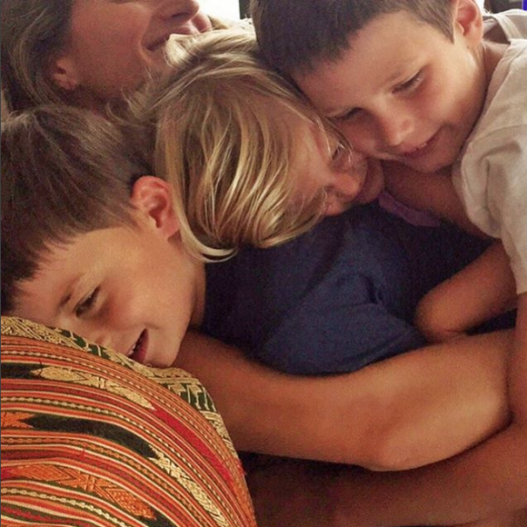 Gisele Bündchen avec son beau-fils John, sa fille Vivian et son fils Benjamin. Photo partagée sur Instagram pour les 8ans de John, fils de son mari Tom Brady et de son ex Bridget Moynahan, en août 2015