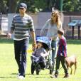 Gisele Bündchen, Tom Brady et leurs enfants John, Benjamin et Vivian s'amusent dans un parc à Boston le 15 juin 2014.