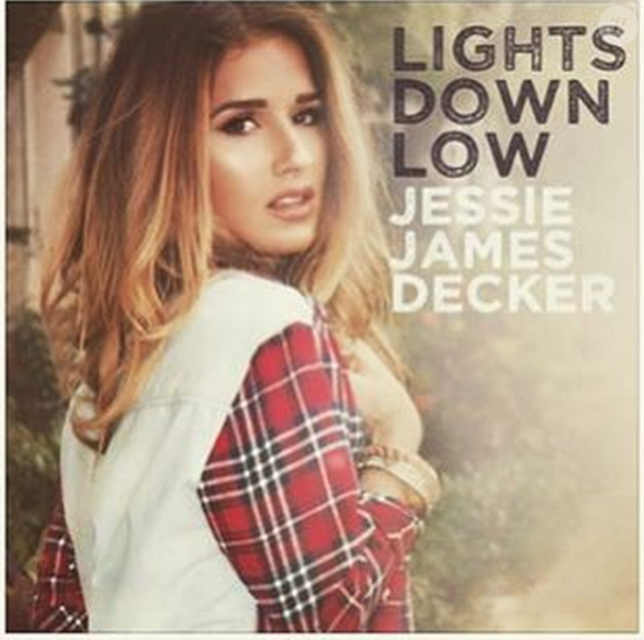 Jessie James Decker, qui a sorti au cours de l'été le single Lights Down Low, et Eric Decker ont accueilli en septembre 2015 leur deuxième enfant, Eric Thomas Decker II.
